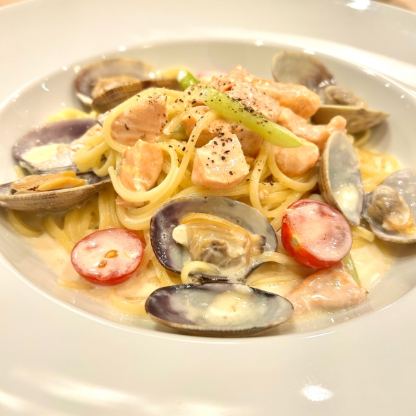 広島レモンサーモンと国産のあさり、アスパラガスを使ったクリームソースパスタ
